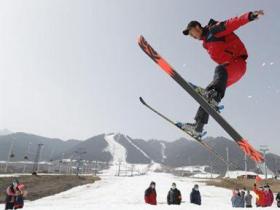 絲綢之路國際滑雪場以一場趣味滑雪比賽結(jié)束滑雪季