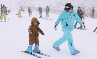 五峰國際滑雪場開門迎客 2000游客樂享冰雪激情