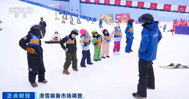 滑雪教練教導小朋友滑雪前熱身運動