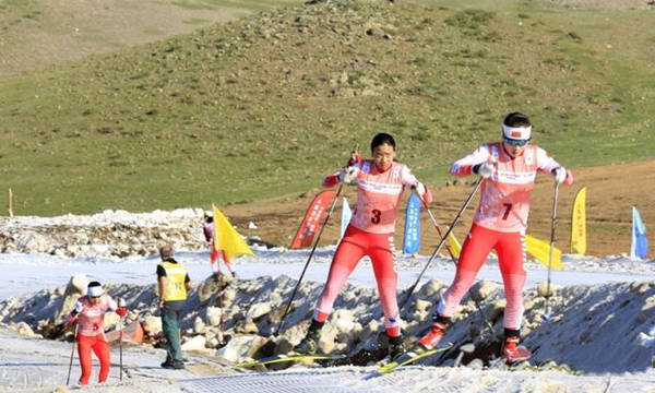 國家隊滑雪運(yùn)動員女子組雪道爬坡