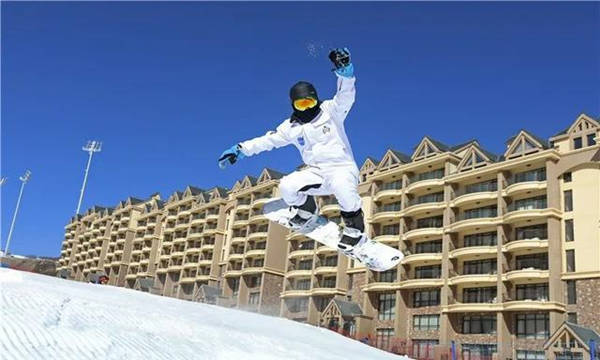 滑雪愛好者在崇禮區(qū)云頂滑雪公園