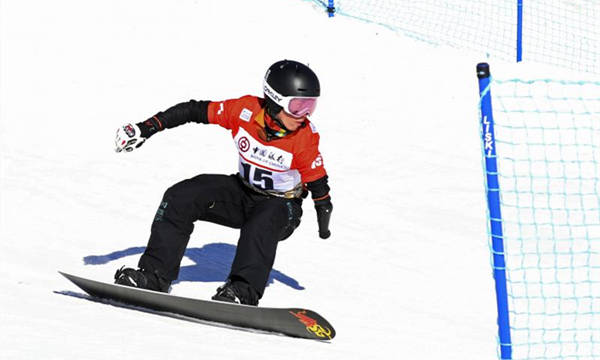 中國殘奧單板滑雪選手正在崇禮云頂滑雪公園訓(xùn)練