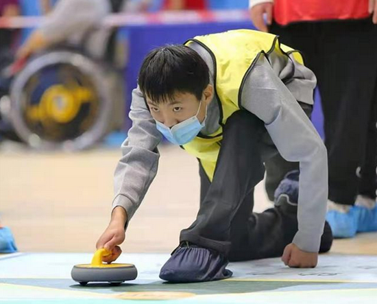 石家莊市特教學校學生在旱地冰壺比賽中