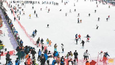 滑雪愛好者在杭州臨安大明山萬松嶺滑雪場(chǎng)滑雪