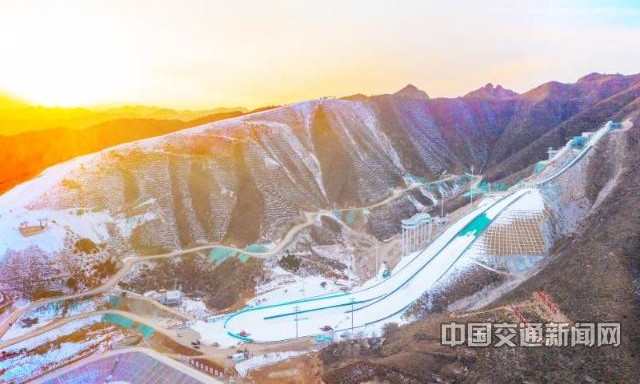 中國鐵建十六局集團(tuán)承建的“雪吉祥”滑雪跳臺(tái)場地全景