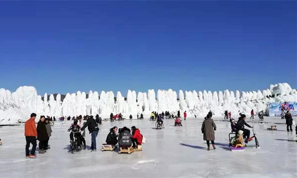 承德冰雪嘉年華活動吸引了許多市民參與3