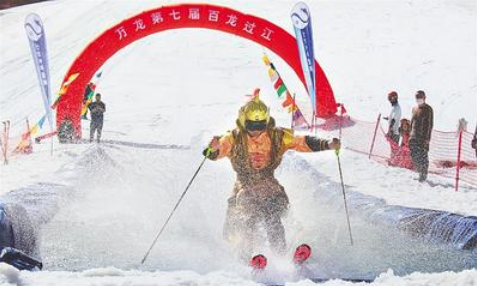 5月1日，萬(wàn)龍滑雪場(chǎng)第七屆“百龍過(guò)江”活動(dòng)現(xiàn)場(chǎng)，一名選手滑過(guò)水池。