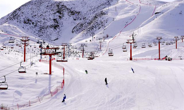 3月10日，游客在將軍山滑雪場滑雪。