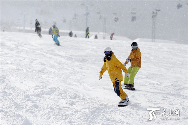 在絲綢之路國(guó)際度假區(qū)滑雪場(chǎng)內(nèi)，滑雪愛(ài)好者們盡情地在雪道上馳騁、撒歡。