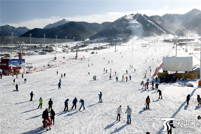 首滑當(dāng)日，上千名游客及滑雪愛(ài)好者們齊聚絲綢之路國(guó)際度假區(qū)滑雪場(chǎng)，一起感受“樂(lè)享冰雪·心宿南山”。 