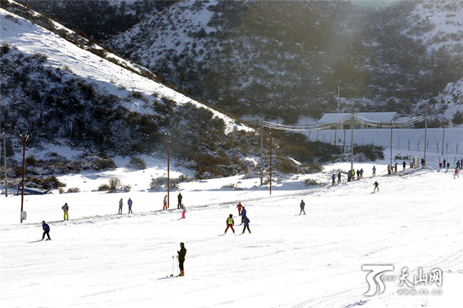 在白云國(guó)際滑雪場(chǎng)內(nèi)，滑雪愛(ài)好者們正在初級(jí)道上感受冰雪帶來(lái)的樂(lè)趣。