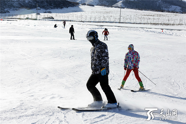 在白云國(guó)際滑雪場(chǎng)內(nèi)，雪友們正在初級(jí)道上滑雪。