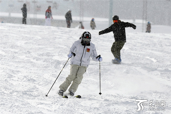 在絲綢之路國(guó)際度假區(qū)滑雪場(chǎng)內(nèi)，滑雪愛(ài)好者們盡情地在雪道上馳騁、撒歡。