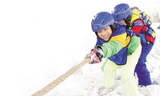 近日，在石家莊市鹿泉區(qū)冰雪小鎮(zhèn)室內(nèi)滑雪場，孩子們在雪地上進行拔河比賽。