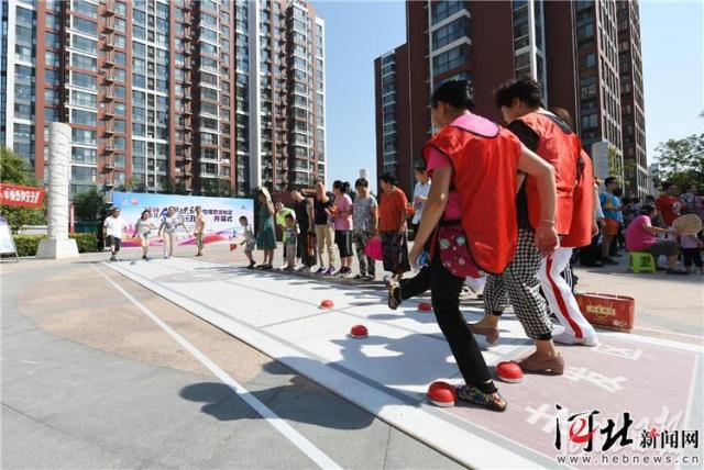 9月8日，在石家莊市新華區(qū)都市陽光小區(qū)，市民們在體驗(yàn)陸地冰壺運(yùn)動3