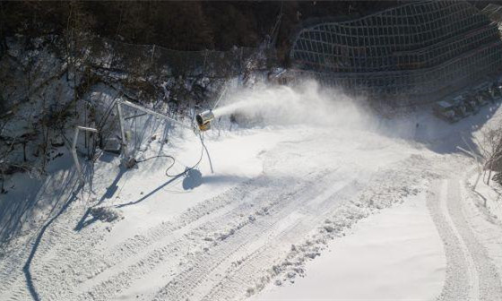 在北京冬奧會延慶賽區(qū)國家高山滑雪中心，工作人員在進(jìn)行造雪作業(yè)