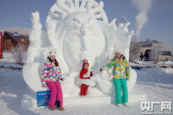 “2019呼倫貝爾冰雪日”12月7號(hào)在牙克石啟動(dòng)，現(xiàn)場游客與雪雕作品合影