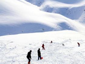 哪種類型的山坡適合建設室外滑雪場？