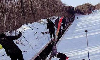 小型室外滑雪場(chǎng)需要安裝多少條魔毯？